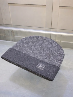 Mössa - Säljer en snygg grå mössa med klassiskt rutmönster och vikt kant. Perfekt accessoar för att hålla stilen. Materialet känns mjukt och bekvämt.