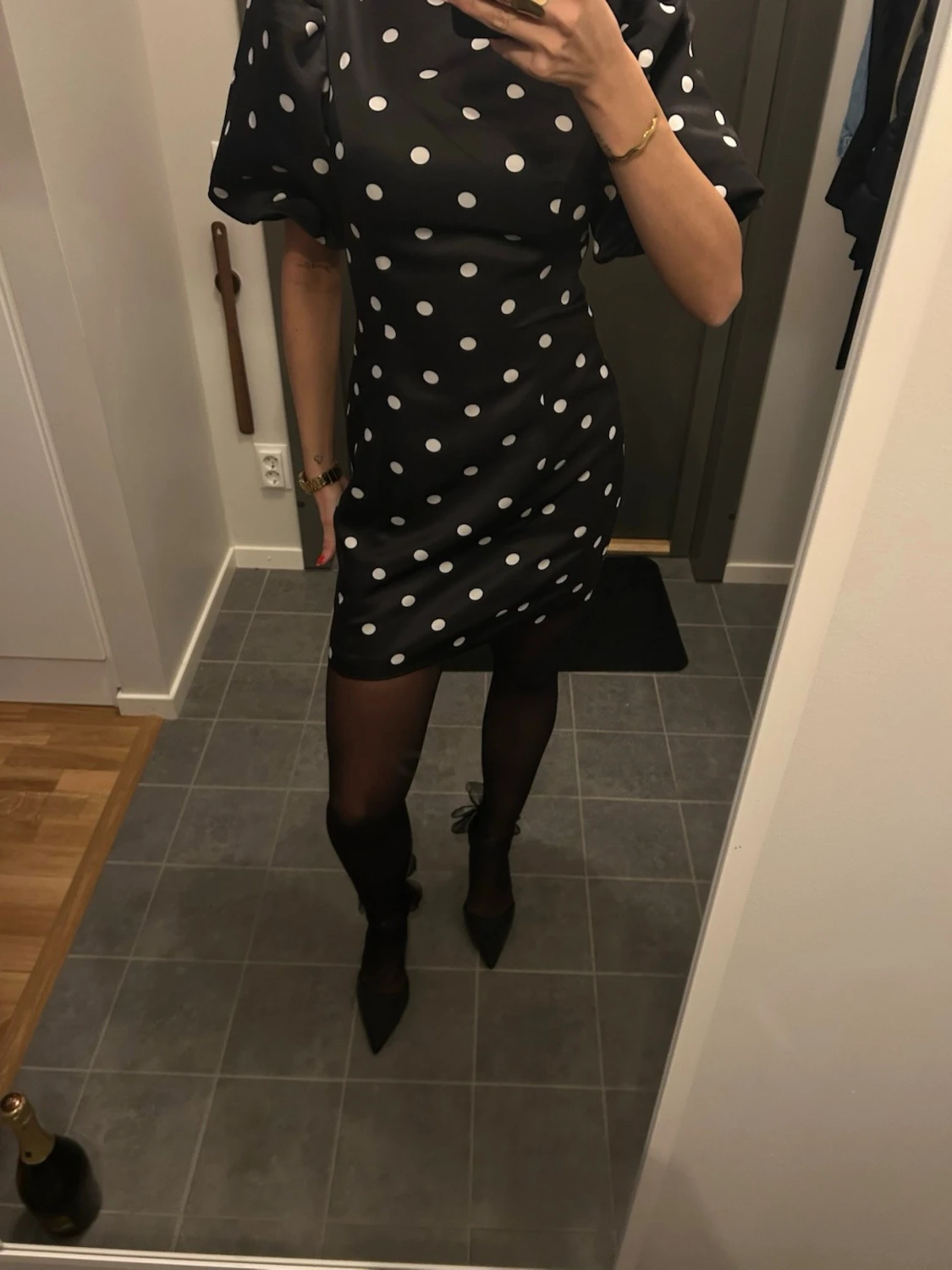 Svart prickig kort klänning - 2