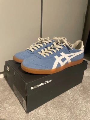 Onitsuka Tiger  - Onitsuka Tiger i modellen ”Tokuten”. Dem är helt nya och inte använda pga av att de var för små för mig. Box ingår . Vid funderingar eller fler bilder är det bara att höra av sig.