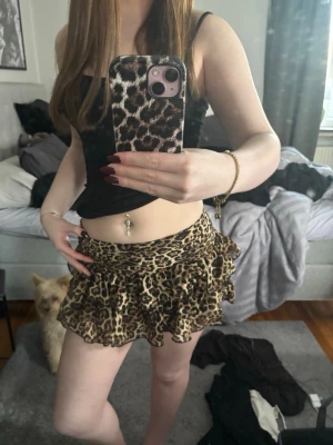 Leopardmönstrad volangkjol - Säljer en kort kjol med leopardmönster och dubbla volanger. Kjolen har en dragkedja på sidan och inbyggda shorts❤️