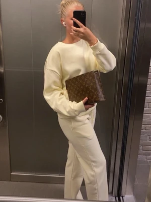 Gult mjukisset - Säljer ett gult mjukisset som är i fint skick. Tröjan är i storlek S och byxorna är i Storlek L då dom är korta i modellen.