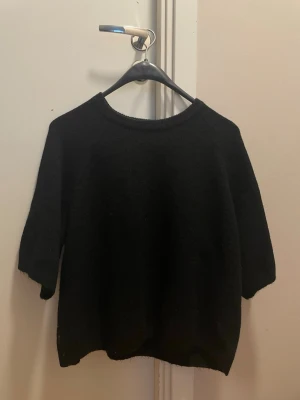 Svart stickad tröja  - Använd 1 gång 