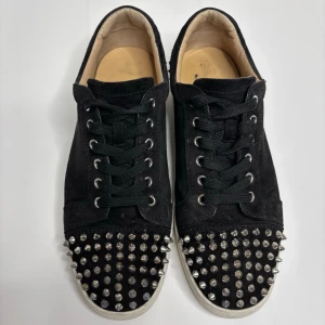 Christian Louboutin ”Louis Junior Spikes” - 🌟Strlk: EU 43 , ( passar 43 - 44 ) - Skick: 7,5/10 - Perfekt till vardagen men även festligare tillfällen! - Priset är diskuterbart! - Kontakta oss vid minsta fundering! - Nypris: 8999:-, vårt pris: 2799:- 🌟