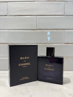 Bleu de Chanel Parfum Pour Homme - Bleu de Chanel Parfum Pour Homme är en exklusiv herrparfym från Chanel. Flaskan är mörkblå och fyrkantig med elegant guldfärgad text. Kommer i en matchande lyxig svart kartong. En klassisk och tidlös doft för dig som vill sticka ut.