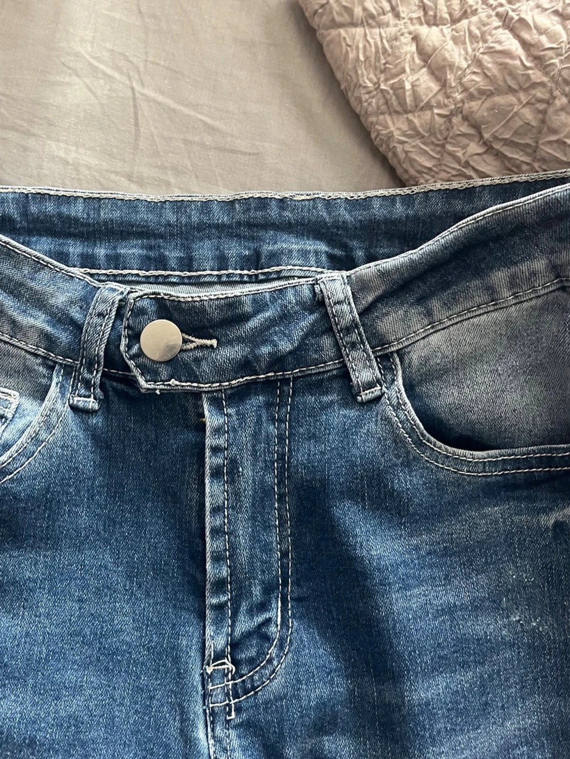 Blå bootcut jeans med slitningar - 2