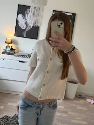 Knapp tröja - Fin tröja med knappar från Gina tricot. Fickorna på framsidan är inte äkta! Fint skick💕