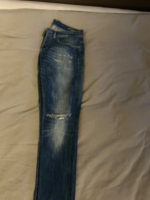 Dondup George jeans - Säljer dessa ass feta Dondup George! Har använts ett fåtal gånger och har inga fläckar osv. W31 L33 Hör av er vid fler frågor! 
