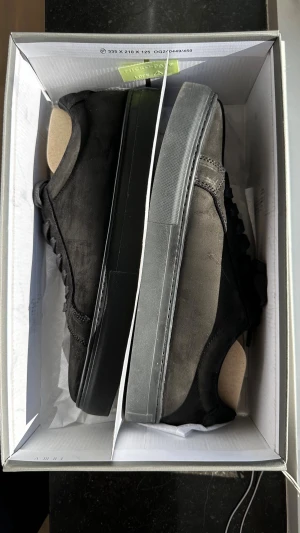 Vagabond Skor - Säljer nu ett par riktigt snygga skor från Vagabond i storlek 43. De ar klassiskt svarta med en stilren grá sula som ger en snygg kontrast. Skorna är endast använda runt 2-3 gånger och är därför i nästan nyskick. Priset är inte hugget i sten så kom gärna med ett bud om du är intresserad. Nypris: 1400kr