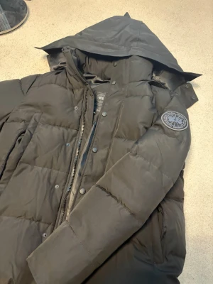 Canada goose S - En canada goose jacka i okej skick (7/10) (storlek s), billig pga dragkedjan är sönder, går fortfarande att knäppa dock. Passar 175-180 cm. Skriv vid någon fundering👌