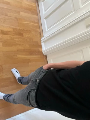 Grå LEE jeans  - Säljer ett par schyssta jeans från Lee till ett riktigt bra pris. 