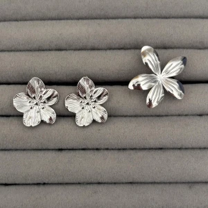 Silvriga blomörhängen i metall - Örhängen och ring 