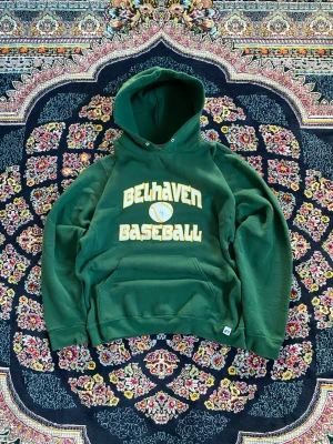 Grön Belhaven Baseball hoodie - Mörkgrön hoodie från Russell Athletic med gul text 'Belhaven Baseball' och en baseboll på bröstet. Klassisk känguruficka framtill och stor huva. Perfekt för dig som gillar sportig och avslappnad stil.