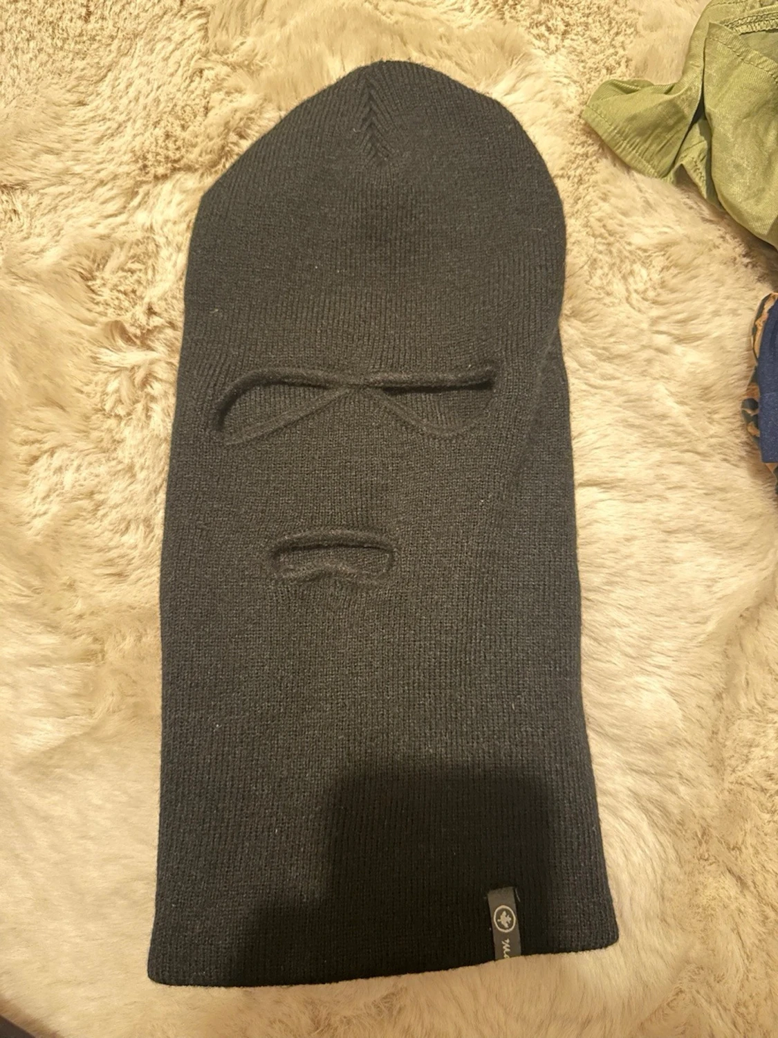 Svart balaclava i ribbstickad bomull