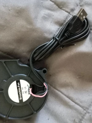 USB-fläkt Brushless Fan svart - USB-driven fläkt avsedd för kylning av elektronik eller små apparater.  Typ: Bålblåsfläkt (Blower fan) Strömförsörjning: USB 5V DC Motor: Borstlös DC-motor för ökad livslängd och lägre ljudnivå Användningsområden: Kylning av 3D-skrivare, datorer eller andra små komponenter