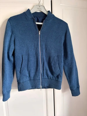 Boggi Milano Cardigan  - Säljer denna riktigt snygga Boggi Milano Cardiganen som är vändbar👌. Den är stickad men går även att vränga ut och in så att den blir quiltad🙌. Storlek M men passar även S👍. Skick= nyskick, i princip oanvänd🌟. Hör gärna av dig vid frågor eller funderingar👍
