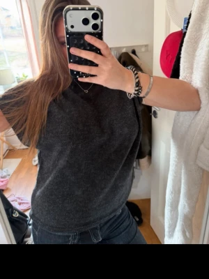 Mörkgrå t-shirt i bomull - En enkel och stilren mörkgrå t-shirt med korta ärmar och rund halsringning. Tillverkad i mjuk bomull som känns skön mot huden. Perfekt basplagg att matcha med jeans eller kjol.