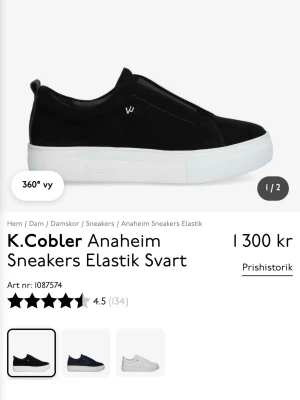 Svarta slip-on sneakers K.Cobler - Stilrena svarta slip-on sneakers från K.Cobler med elastiskt band över vristen och vit, tjock sula. Ovandelen är i mocka och skon har en diskret metallogo på sidan. Perfekta för en clean och avslappnad look.