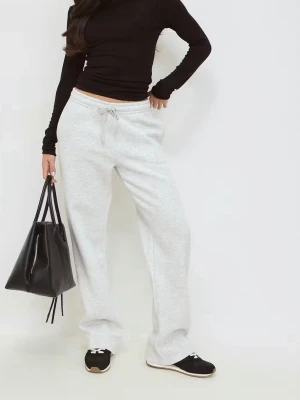 Ljusgrå mjukisbyxor - Ljusgrå mjukisbyxor från Gina Tricot i storlek xs. Använda men fortfarande fint skick💕