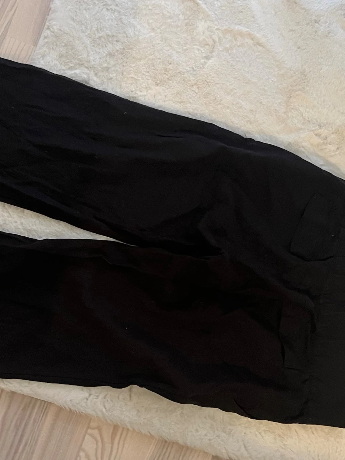 Svarta vida byxor med fickor - 1