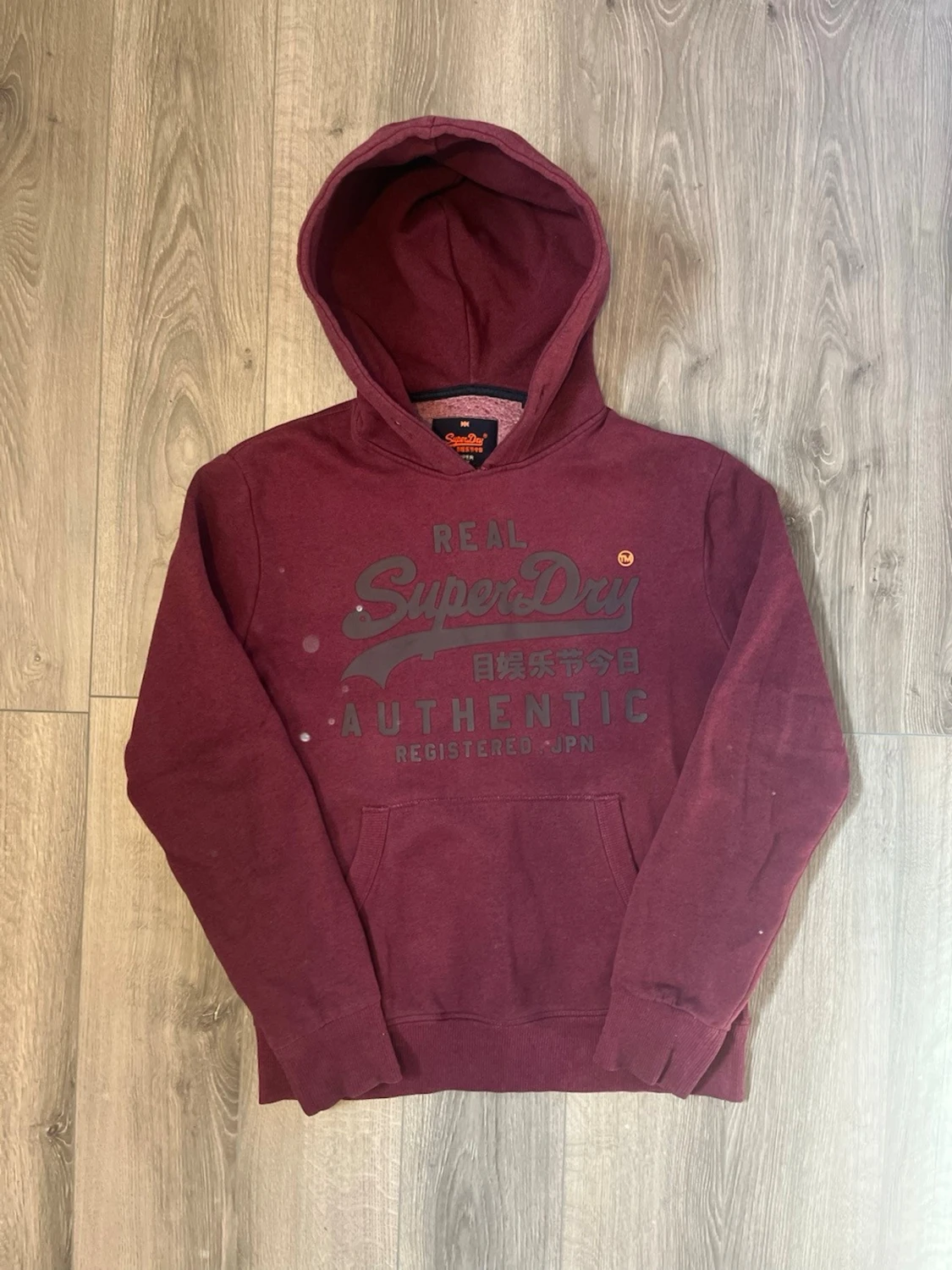 Vinröd hoodie från Superdry