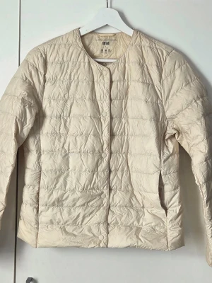 Lättviktsdunjacka från Uniqlo  - Off-white lättviktsdunjacka från Uniqlo. Använd en gång.