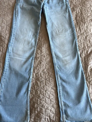Ljusblå bootcut jeans - Säljer ett par ljusblå jeans med bootcut passform Jeansen har en snygg tvättad look