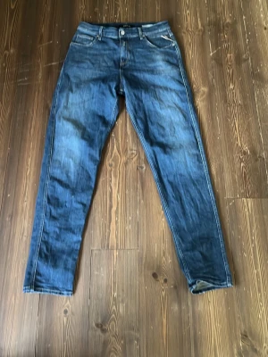 Replay sandot  - Riktigt najs replay jeans, dom är i riktigt bra skick och har fått lite sköna slitningar, skriv vid ytterligare frågor! W30 L32 pris är inte satt i sten 