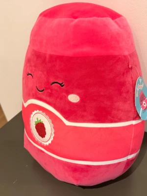 4 Squishmallows gosedjur - Säljer 4 mjuka Squishmallows plyschdjur. Ena är en rosa syltburk med broderat ansikte och jordgubbsmärke, den andra en ljusrosa krabba med stjärna på huvudet och broderade detaljer.1 tårta samt 1 kaffe. 3 stora 60 cm höga och krabban 30 cm hög. Perfekta som kramdjur eller dekoration i rummet. Djur o rökfri hem. 