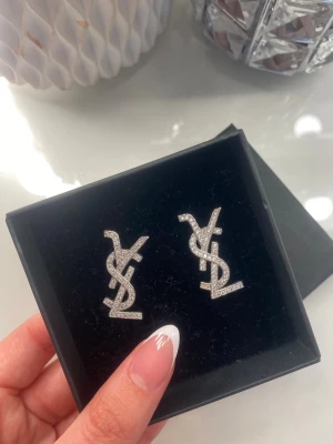  örhängen med strass - Helt nya 😍 perfekta för en utekväll eller en snygg look. Örhängena är vattentåliga