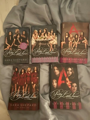 Säljer Mina Pretty Little Liars Böcker<3 - Säljer alla mina Pretty Little Liars böcker, OBSESSED med tv programmet men läser tyvärr inte dessa<3 Köpta för cirka 500kr alltså 100kr per styck men säljer alla för 300kr+ frakt då<3 Alla är iprencip orörda förutom den första som är öppnad någon enstaka gång. 