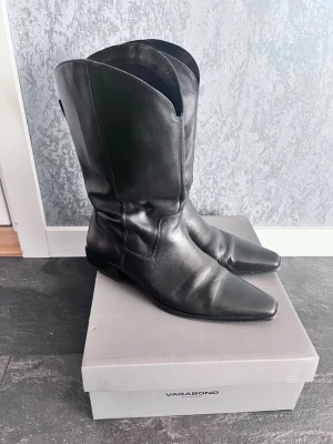 Stövlar från Vagabond - Svarta stövlar, lägre skaft. 