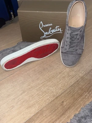 Gråa louboutins - Säljer dessa feta loubs då jag inte använder dom längre. Har använt dom MAX 5 gånger och är fortfarande i helt nytt skick bara spår av användning vid det röda under skon men inga sprickor säljs billigt. Storlek 45