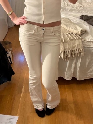Vita low bootcut jeans - Säljer mina favoritjeans! Vita/benvita bootcut jeans med låg midja och super snygga bakfickor🤍Jag har dessutom sprätt upp benen för en längre känsla (bild 3) men det är inget som syns🤍Jag är 170cm för referens!