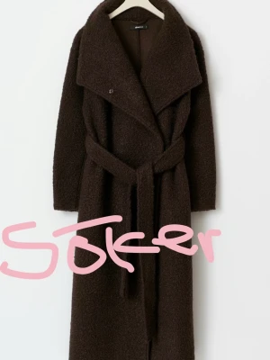Gina kappa  - Söker kappan vid namn ”soft boucle long coat” i storlek Xs från Gina helt oanvänd för billigt pris 