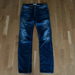 Acne studios jeans - Sjukt sköna blåa acne studios jeans med härligt blekning, skulle säga skicka 7/10 inga tydliga effekter men tecken på användning sitter slim/straight fit.Storlek 30/32. Skriv om ni har någon förundring. Priset är inte hugget i sten.