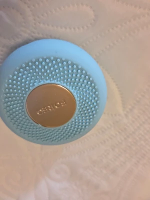 FOREO UFO 3 mini - FOREO UFO™ 3 mini Arctic Blue representerar framtidens hudvård genom att kombinera avancerad T-Sonic™-teknologi med fullt spektrum LED-ljusterapi och precisionsuppvärmning upp till 45°C. Denna eleganta beauty tech-enhet transformerar traditionella ansiktsmasker till en innovativ behandlingsupplevelse som maximerar absorptionen av Korea-inspirerade maskers aktiva ingredienser. Med sina kraftfulla pulseringar som stimulerar ansiktsmusklerna och LED-ljus som levererar anti-aging-fördelar.