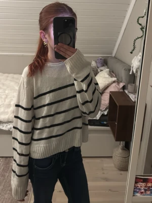 Vit stickad tröja med svarta ränder H&M - Säljer en vit stickad tröja från H&M!! 💗 väldigt skön passform (kommer ifrån en kräsen person😅) Det är hund hår på bilden!! Tvättas såklart vid köp!!💖 