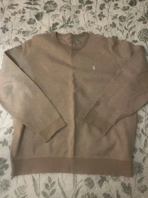 Polo Ralph Lauren tröja - Sweatshirt från Ralph Lauren perfekt till våren⭐️ Knappt använd så i mycket bra skick. Storlek L