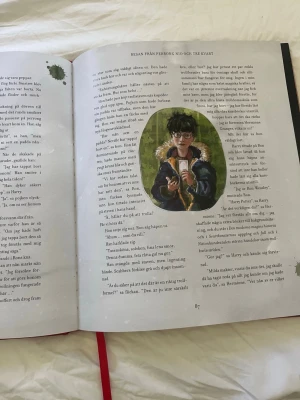 Harry Potter 1&2 - De två första Harry Potter böckerna i serien. De har ett inbyggt bokmärke och färgade illustrationer. De överdrag som egentligen kommer med boken finns inte kvar men själva böckerna är i bra sckick. 