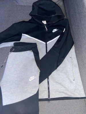 Nike loungewear set svart/grå -  svart grått nike tech dress från JD i storlek S