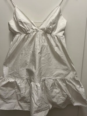 Klänning  - Volangklänning från zara🤍finns ett hål och liten missfärgning se bild