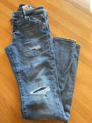 Jack and Jones slim jeans  - Jack and Jones slim jeans gleen. Mycket fint skick. Storlek 30:34. Hör av er vid funderingar MVH MAJESTIC GARMENTS 