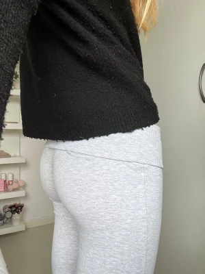 Ljusgrå lågmidjade bootcut byxor  - Säljer ett par ljusgrå lågmidjade byxor från Spanien (Bershka) i storlek S, men passar även Xs. Jätte sköna och snygga!