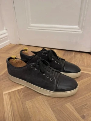 Lanvin gråa skor - Snygga gråa sneakers. Perfekta för dig som gillar en stilren men ändå unik look.