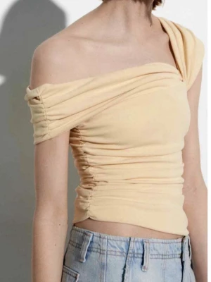 Gul topp från Zara - Säljer min oanvända topp från zara. Storlek S. 130 kr