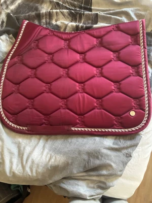 Vinrött schabrak från PS of Sweden - Säljer ett vinrött schabrak från PS of Sweden som är köpt på Ullared. Strl full och är knappt använd