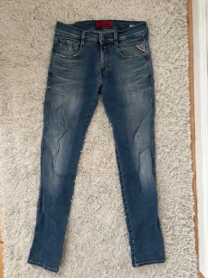 Replay Anbass - Ett par stilrena Replay Anbass jeans i jättebra skick! Säljer dem för bara 349kr! De är i färgen blå och passar till mycket. Storleken är W30 och L32. Pris kan självklart diskuteras! 