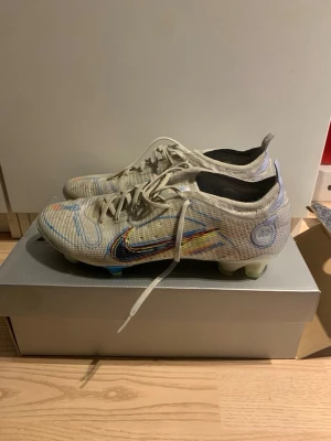 Nike Mercurial vapor 14 fotbollsskor - Säljer ett par Nike Mercurial vapor 14. Skorna är snygga och väldigt sköna. Dobbarna är till för gräs men fungerar mycket bra även på konstgräs. Säljer skorna för dem är för små. Pris kan disktuteras