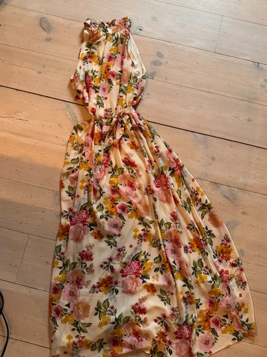 Blommig långklänning med knytband
