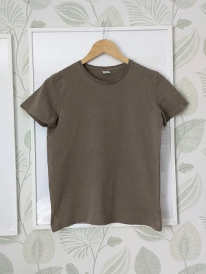 Tshirt Pyjamastshirt Lindex Storlek 146/152 - Tshirt men funkar bra som pyjamastshirt också.  - I fint skick.  - Det jag hittar att anmärka på är att det förekommer små svaga fettfäckar, jag har inte testat att behandla dom.  - Lite ljusare i kanterna men det beror nog på tt tshirten är struken innan fotning av plagget isf går det bort vid tvätt  - Litet hål vid axelsöm..  - Se extrabilderna för att se skick.  - Jag kan ha missat någon miniskavank men jag har försökt att granska plagget så gott det går.